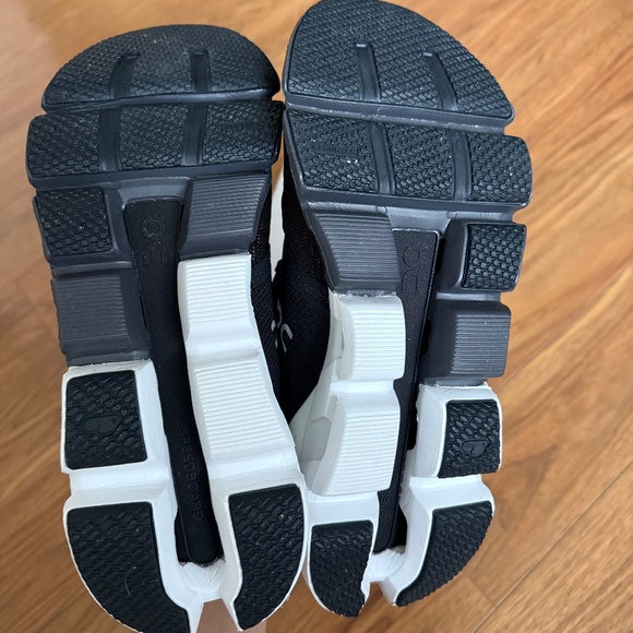 ON Cloudflyer 4 Wide “Black / White” – Women’s 8.5 (Worn Once) - Picture 5 of 9